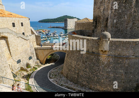 Il ponte a cancello Ploce e fortezza Revelin sulle mura della città vecchia, Dubrovnik, Croazia Foto Stock