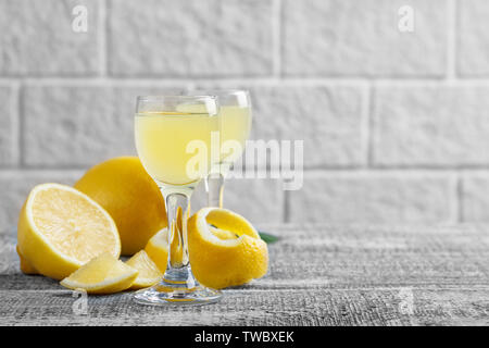 Italiano tradizionale liquore limoncello con il limone Foto Stock