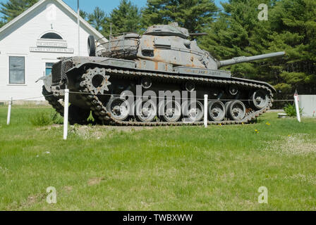 Vecchio arrugginito M60A3 battaglia principale serbatoio posizionato presso la American Legion in Epsom, New Hampshire USA. Foto Stock