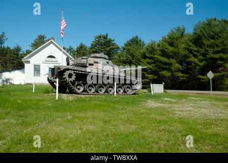 Vecchio arrugginito M60A3 battaglia principale serbatoio posizionato presso la American Legion in Epsom, New Hampshire USA. Foto Stock