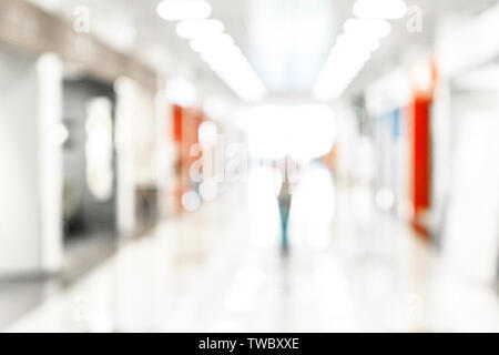 Abstract blur shopping mall corridoio. Retail sfocata e la sala interna in department store. Bokeh sfocati sullo sfondo di effetto o uno sfondo per il business Foto Stock