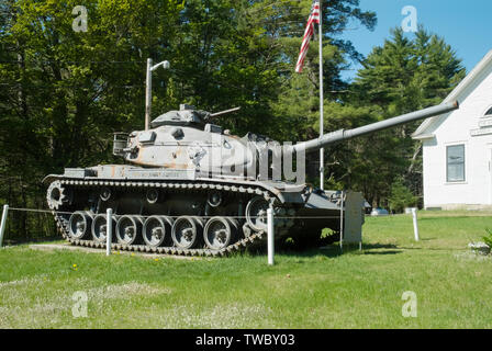 Vecchio arrugginito M60A3 battaglia principale serbatoio posizionato presso la American Legion in Epsom, New Hampshire USA. Foto Stock