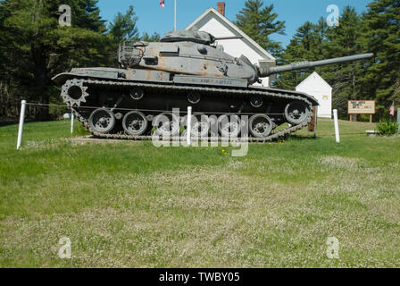 Vecchio arrugginito M60A3 battaglia principale serbatoio posizionato presso la American Legion in Epsom, New Hampshire USA. Foto Stock