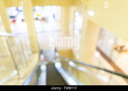 Abstract blur shopping mall corridoio. Retail sfocata e la sala interna in department store. Bokeh sfocati sullo sfondo di effetto o uno sfondo per il business Foto Stock