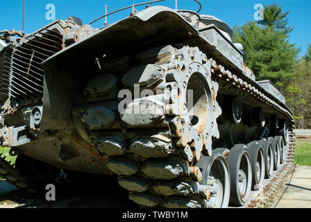 Vecchio arrugginito M60A3 battaglia principale serbatoio posizionato presso la American Legion in Epsom, New Hampshire USA. Foto Stock