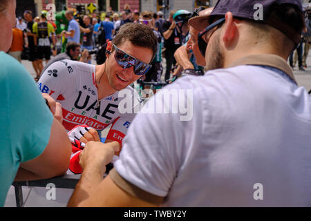 Jan Polanc del Team UAE Emirates firma jersey del ventilatore locale al momento della partenza del tour di Slovenia tappa una gara, Lubiana, Slovenia - 19 giugno 2019 Foto Stock