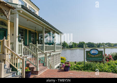 Chesapeake City, MD - 19 Maggio 2019: Bayard House Restaurant in Boemia Avenue siede sul canal e serve del buon cibo e bevande spiritose. Foto Stock