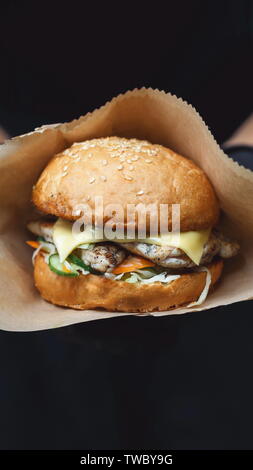 Grandi hamburger con bistecca di carne e verdure closeup, panorama verticale Foto Stock