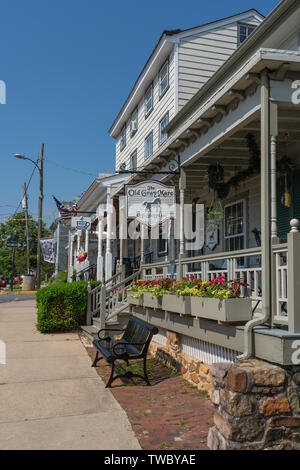 Chesapeake City, MD - 19 Maggio 2019: ricerca di Boemia Avenue verso la prima strada e il vecchio grigio mare regali che vende la nautica, il paese , e Foto Stock