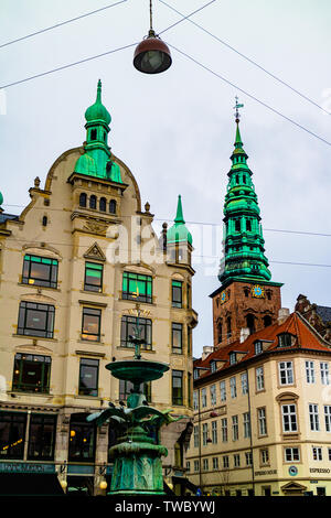 Architettura decorativa sul Stroget, Copenaghen. 1920s Cafe Norden con la ex chiesa di San Nicholas dietro. Copenhagen, Danimarca. Gennaio 2019. Foto Stock