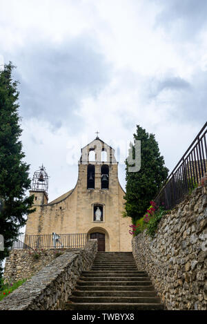 La chiesa in Gigondas ammontano a quasi al punto più alto del villaggio. Foto Stock