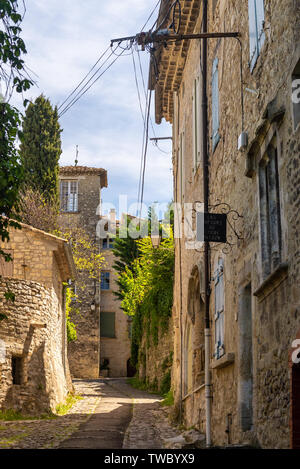 La città di Vaison-la-Romaine a cavallo del fiume Ouveze. Con origini romane, questo insediamento medievale è una popolare destinazione turistica. Foto Stock