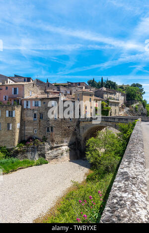 La città di Vaison-la-Romaine a cavallo del fiume Ouveze. Con origini romane, questo insediamento medievale è una popolare destinazione turistica. Foto Stock