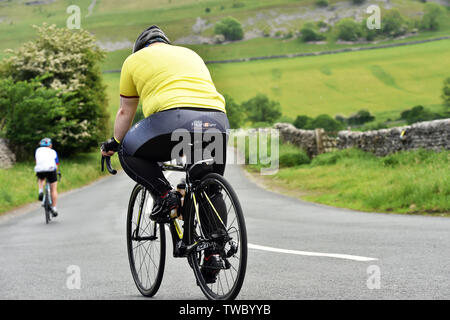 Il sovrappeso ciclista in sella alla sua moto Yorkshire Regno Unito Foto Stock