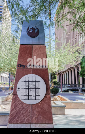 Phoenix, AZ - Novembre 25, 2017: Downtown Phoenix ha comode mappe postato su pilastri come questo per una facile navigazione Foto Stock