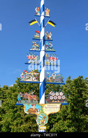 il maypole nel mercato dei Victuals / Viktualienmarkt di Monaco, Germania, durante il giorno Foto Stock