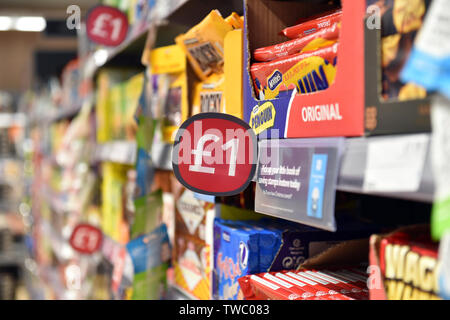 Cioccolato per £1 in esposizione su un ripiano del supermercato UK Foto Stock