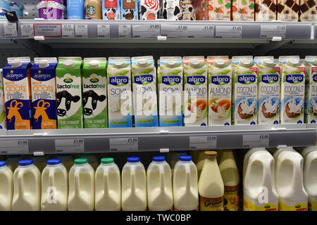 Vari tipi di latte in vendita in un supermercato UK Foto Stock