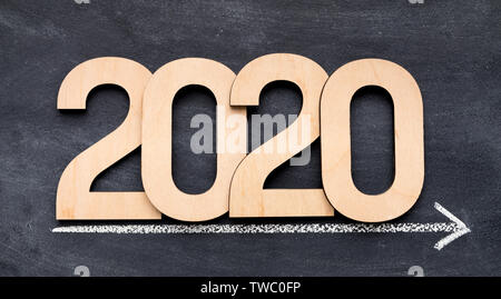 In legno di grandi dimensioni 2020 Testo in tempo la linea di verniciatura su chalk board, panorama Foto Stock