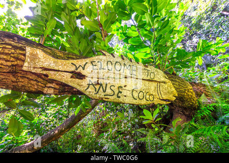 Benvenuti ad Anse Coco segno nella giungla tropicale. Anse Cocos di La Digue Island, Seychelles è un popolare bella spiaggia può essere raggiunta con un trekking Foto Stock