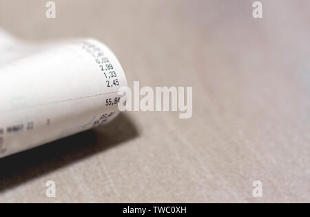 Vista ravvicinata della quantità totale di supermercato spesa stampate su una ricevuta della carta. Negozio di generi alimentari shopping list Foto Stock