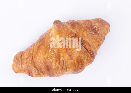 Pane appena sfornato croissant isolati su sfondo bianco - vista superiore Foto Stock