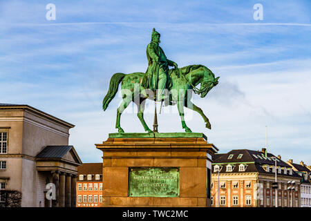 La statua equestre in bronzo di Re Frederik VII di Danimarca al di fuori del Palazzo Christiansborg nel centro di Copenhagen, Danimarca. Gennaio 2019. Foto Stock