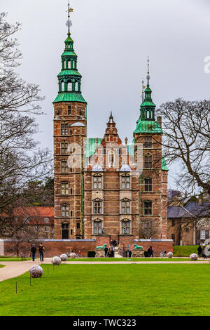 Il Castello di Rosenborg, una del XVII secolo in stile rinascimentale palazzo. Vista frontale da giardini del castello. Copenhagen, Danimarca. Gennaio 2019. Foto Stock