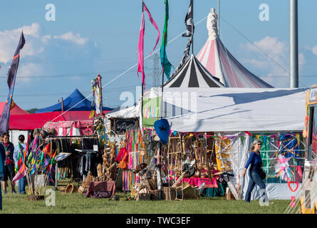 Al di fuori di arte e bancarelle di merce al Gate a Southwell Music Festival, 2019. Foto Stock