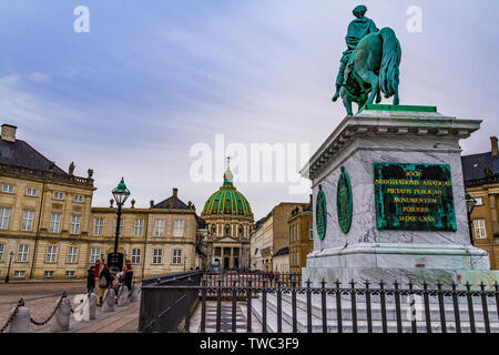 Un tour a piedi al di fuori del gruppo Amalienborg Royal Palace, con Frederik la Chiesa e la statua di Re Frederik V. Copenhagen, Danimarca. Gennaio, 2019. Foto Stock