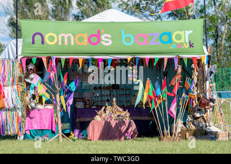 Al di fuori di arte e bancarelle di merce al Gate a Southwell Music Festival, 2019. Foto Stock