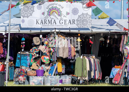 Al di fuori di arte e bancarelle di merce al Gate a Southwell Music Festival, 2019. Foto Stock