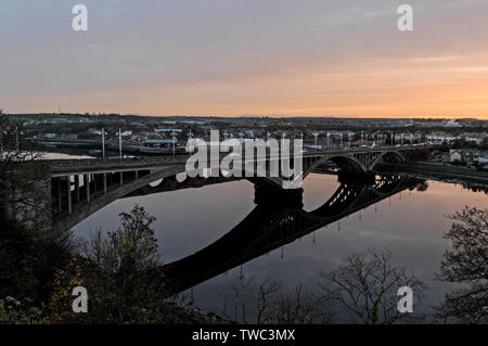 Crepuscolo scende oltre il 1928 costruito Royal Tweed ponte che attraversa il fiume Tweed a Berwick-upon-Tweed in Northumberland Foto Stock