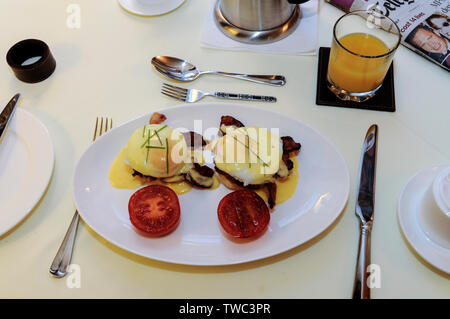 Colazione principale, uovo sodo benedetto di fatti in casa muffin tostato, uova in camicia coperta con freschi salsa olandese presso il granaio Guest House di BER Foto Stock