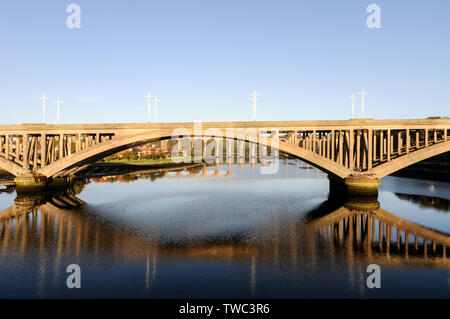 Crepuscolo scende oltre il 1928 costruito Royal Tweed ponte che attraversa il fiume Tweed a Berwick-upon-Tweed in Northumberland, Gran Bretagna Berwick, tre miglia a sud Foto Stock