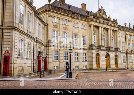 Un danese Royal Guard fuori la residenza reale di Amalienborg Palace, Copenhagen, Danimarca. Gennaio 2019. Foto Stock