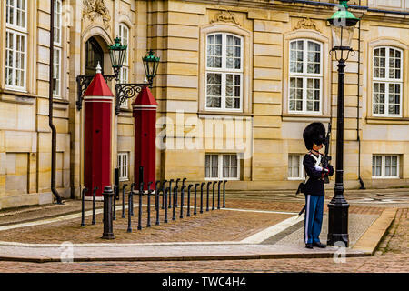 Un danese Royal Guard fuori la residenza reale di Amalienborg Palace, Copenhagen, Danimarca. Gennaio 2019. Foto Stock