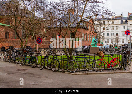 Biciclette bloccato contro le ringhiere di Copenhagen, Danimarca. Gennaio 2019. Foto Stock