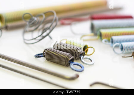 Vari tipi di tensione industriale & molle di compressione & stampati Foto Stock