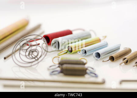 Vari tipi di tensione industriale & molle di compressione & stampati Foto Stock