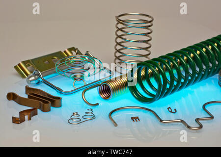 Vari tipi di tensione industriale & molle di compressione & stampati Foto Stock
