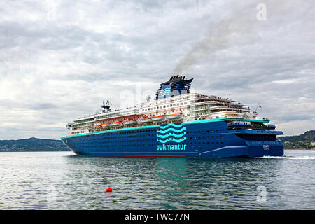 La nave di crociera Zenith (costruito 1992) con partenza dal porto di Bergen, Norvegia. Foto Stock