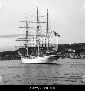 Tall Ship 'Statsraad Lehmkuhl' uscire dalla sua casa port Bergen, sulla costa occidentale della Norvegia. Foto Stock