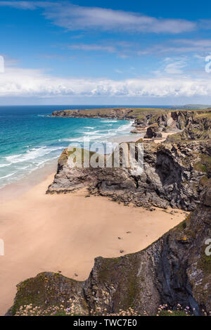 Il robusto e la sua spettacolare costa a Carnewas e Bedruthan Steps sulla North Cornwall Coast. Foto Stock