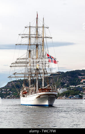 Tall Ship 'Statsraad Lehmkuhl' uscire dalla sua casa port Bergen, sulla costa occidentale della Norvegia. Foto Stock