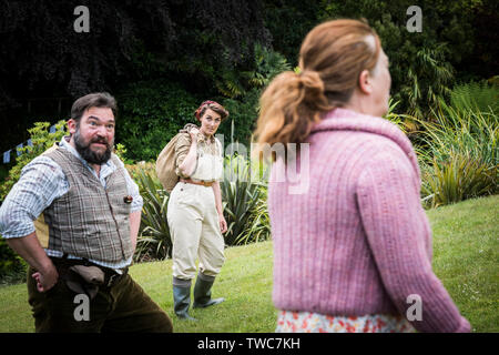 Attori Rory Wilton; Emily Faulkner e Bec Applebee di eseguire in una scena dalla produzione teatrale denominato operazione Nettuno in motivi di Treba Foto Stock