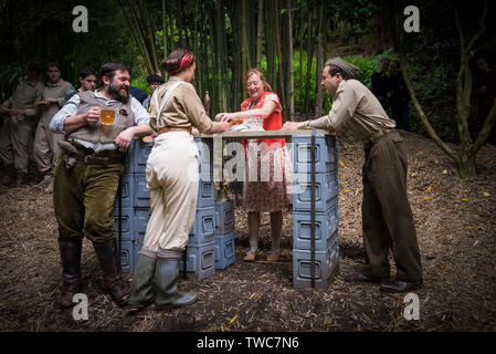 Attori Rory Wilton; Emily Faulkner; Bec Applebee e Oliver Longstaff esecuzione in una scena dalla produzione teatrale denominato operazione Nettuno in th Foto Stock