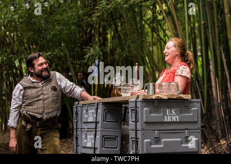 Attori Rory Wilton e Bec Applebee di eseguire in una scena dalla produzione teatrale denominato operazione Nettuno in motivi di Trebah giardino nel granoturco Foto Stock