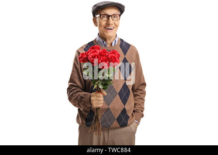 Allegro senior gentleman in posa con un mazzo di rose rosse isolato su sfondo bianco Foto Stock