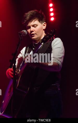 Grazia Petrie, cantante, compositore e attivista sul palco al Gate a Southwell festival, 2019 Foto Stock